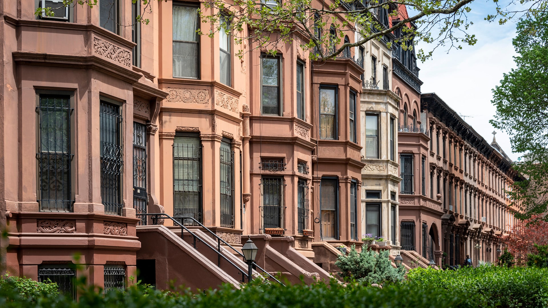 A photo of brownstone townhomes in New York City.